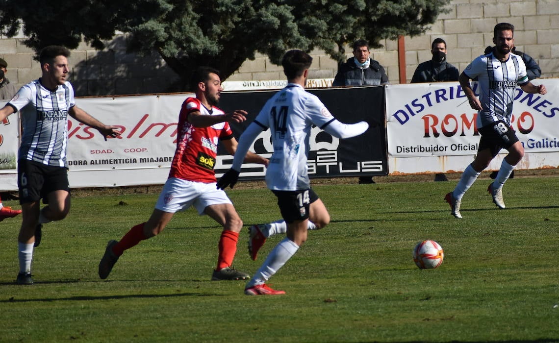 Charly es marcado por tres placentinos, con Eduardo de cerca 