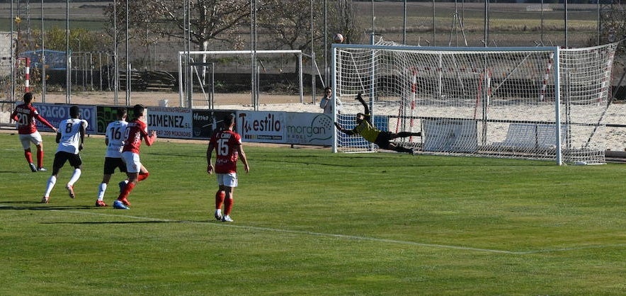 El penalti lanzado por Jesús Rubio finalmente va fuera 