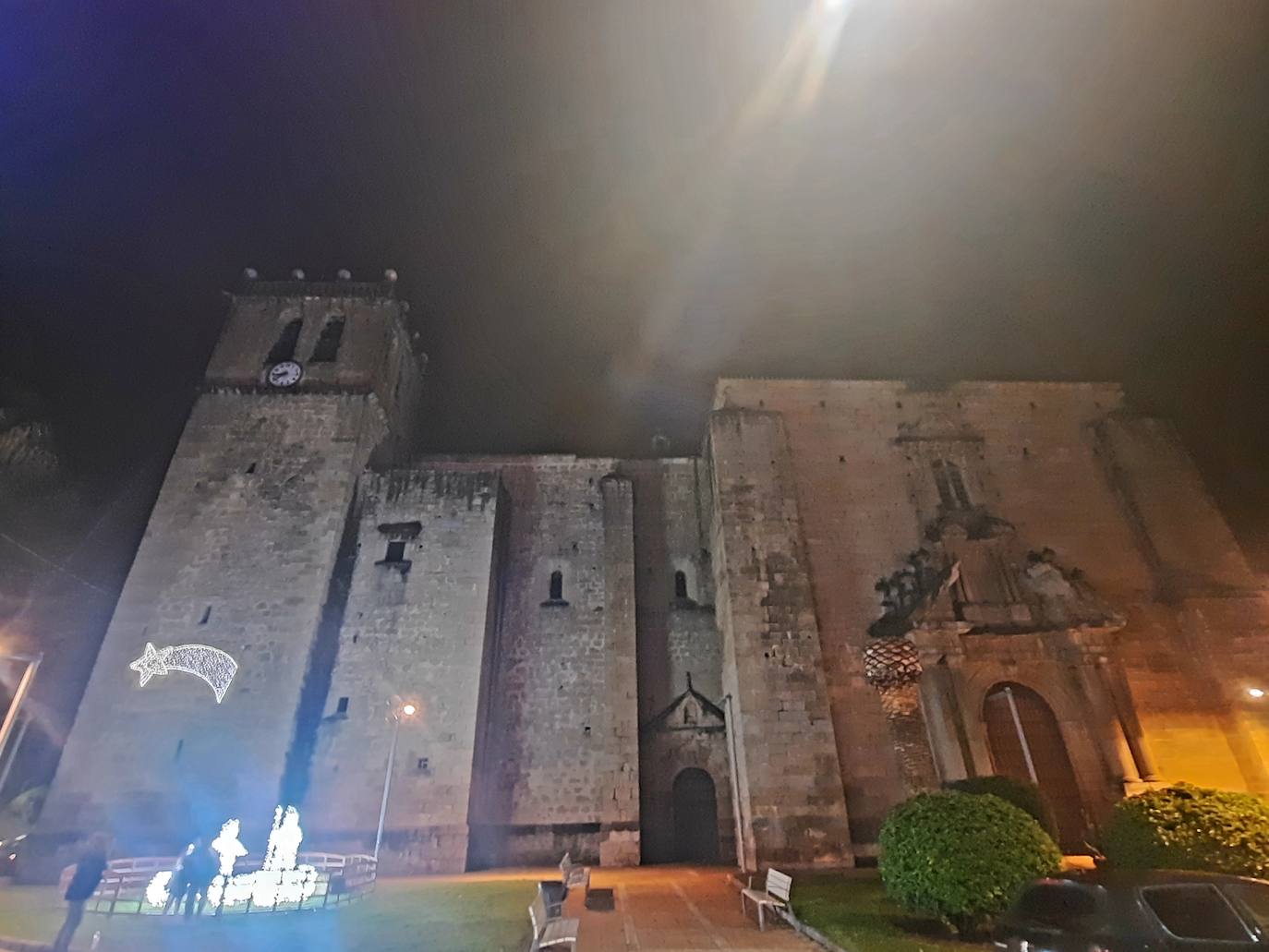 La magia de la Navidad ha llegado ya a Miajadas en forma de luz para iluminar la localidad. Estrellas, ángeles, copos de nieve, y el tradicional gran árbol ya ocupan sus calles para el deleite de vecinos y visitantes, que pueden pasear mientras disfrutan de esta época diferente y especial que, aunque no nos demos cuenta, siempre trae un poco de magia. 