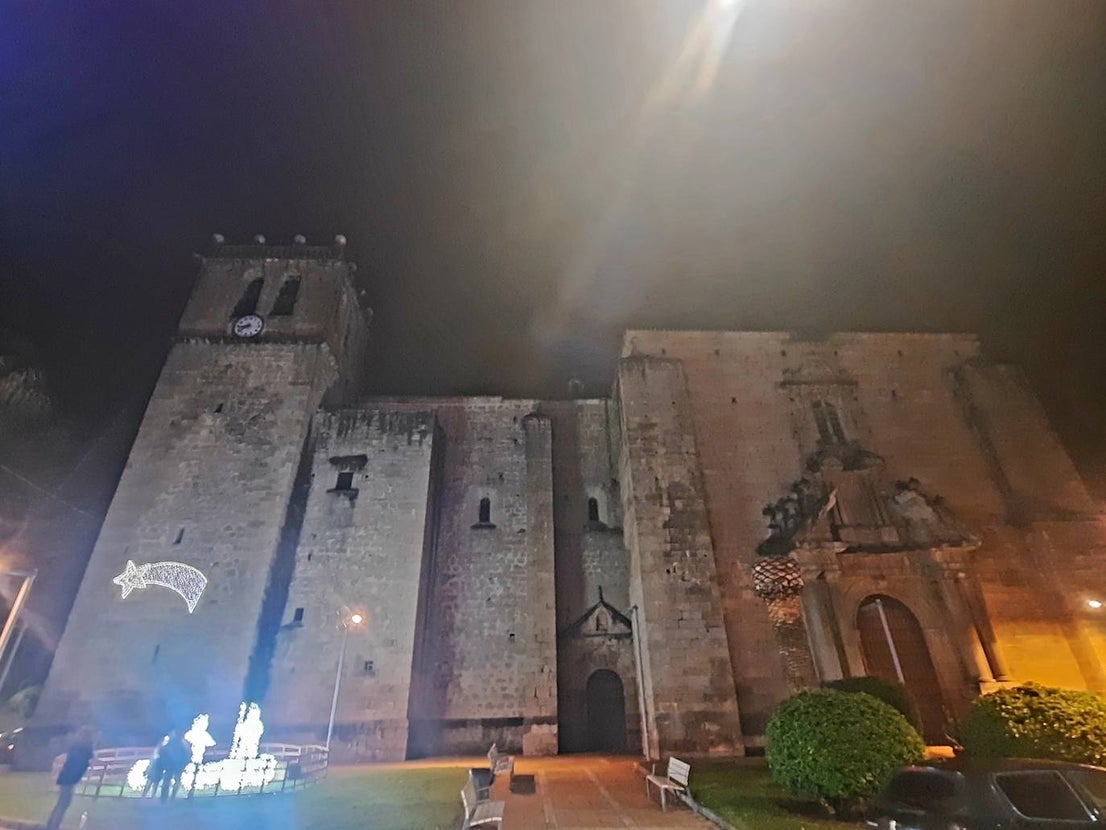 La magia de la Navidad ha llegado ya a Miajadas en forma de luz para iluminar la localidad. Estrellas, ángeles, copos de nieve, y el tradicional gran árbol ya ocupan sus calles para el deleite de vecinos y visitantes, que pueden pasear mientras disfrutan de esta época diferente y especial que, aunque no nos demos cuenta, siempre trae un poco de magia. 