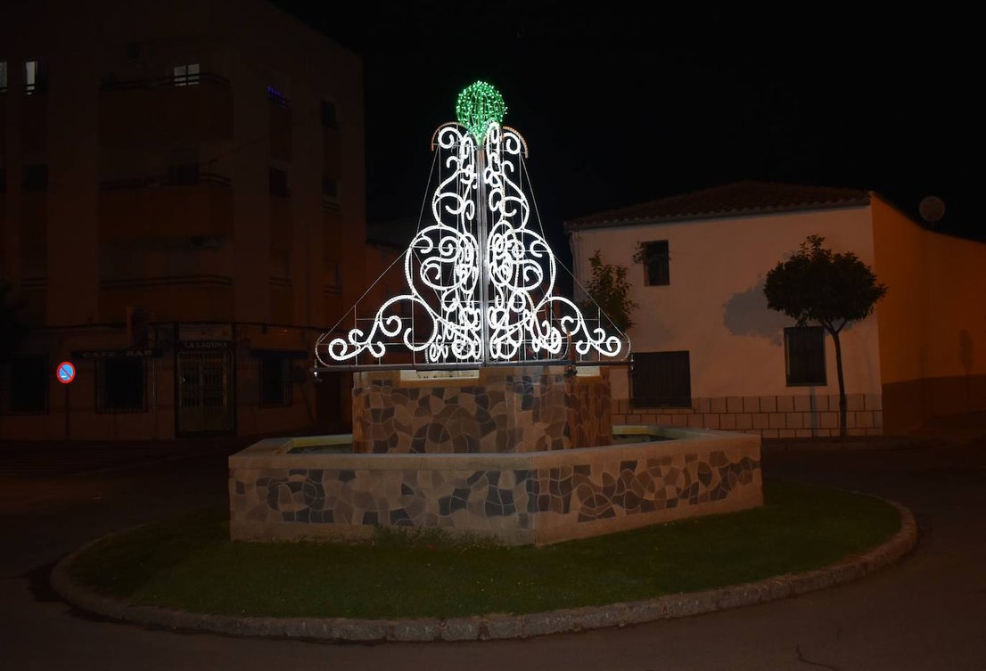 La magia de la Navidad ha llegado ya a Miajadas en forma de luz para iluminar la localidad. Estrellas, ángeles, copos de nieve, y el tradicional gran árbol ya ocupan sus calles para el deleite de vecinos y visitantes, que pueden pasear mientras disfrutan de esta época diferente y especial que, aunque no nos demos cuenta, siempre trae un poco de magia. 