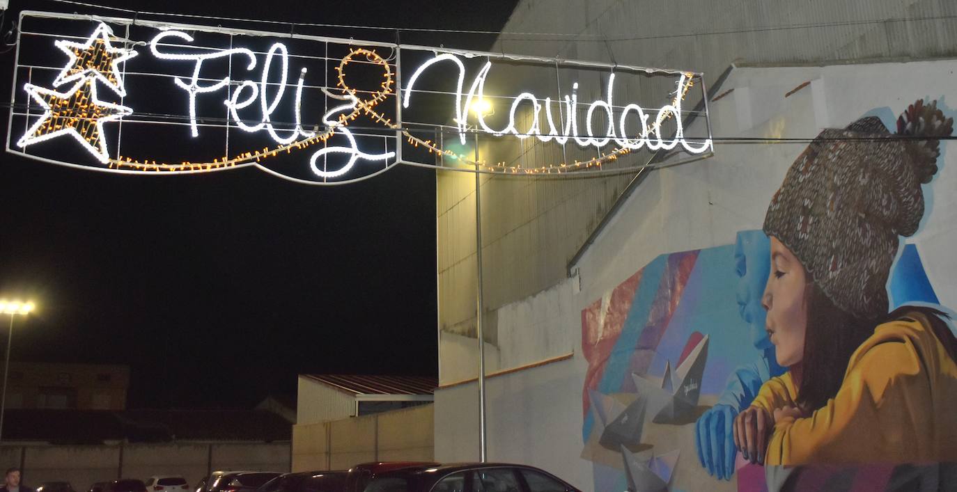 La magia de la Navidad ha llegado ya a Miajadas en forma de luz para iluminar la localidad. Estrellas, ángeles, copos de nieve, y el tradicional gran árbol ya ocupan sus calles para el deleite de vecinos y visitantes, que pueden pasear mientras disfrutan de esta época diferente y especial que, aunque no nos demos cuenta, siempre trae un poco de magia. 