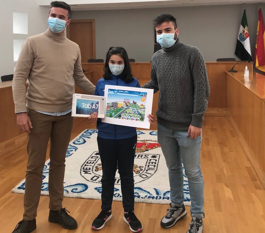 (Izq. a dcha) Juan Antonio Cañamero, Jefe de Servicio de Aqualia, Elsa Cacereño, ganadora del concurso, y Jesús Sánchez, concejal de Movilidad Urbana y Agenda 21 