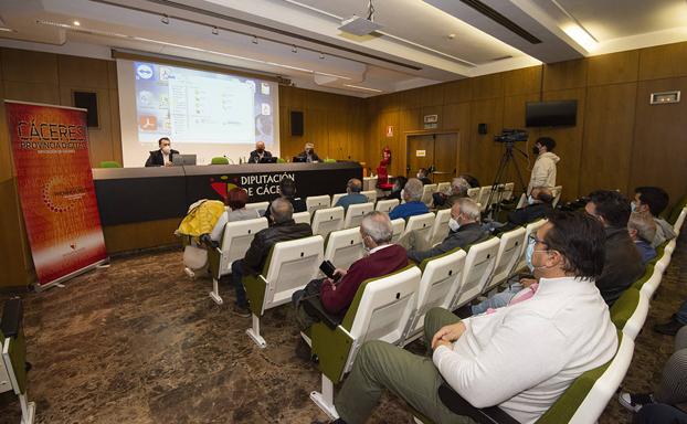 Reunión del diputado de Innovación Santos Jorna con alcaldes de la provincia para hablar de ciberseguridad.. DIPU CC