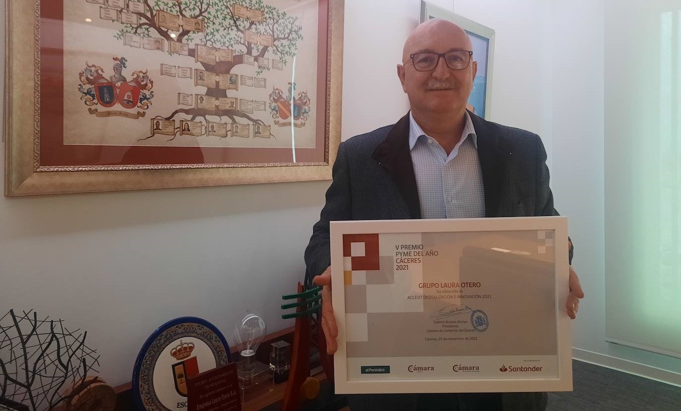 Eugenio Manzano, Consejero Delegado del Grupo Laura Otero, posa con el premio a la Innovación PYME21 