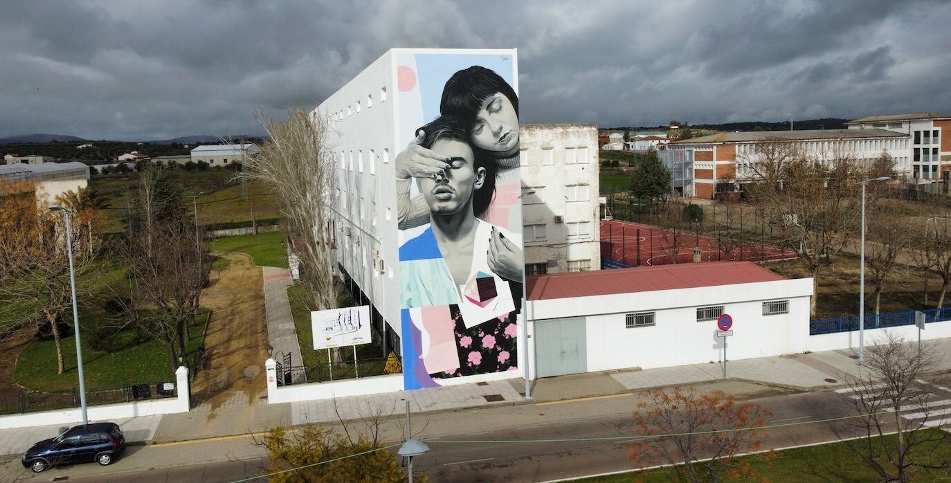 Mural sobre la amistad creado en el edificio que acoge la sede de Adicomt, el albergue municipal y el CEPA 