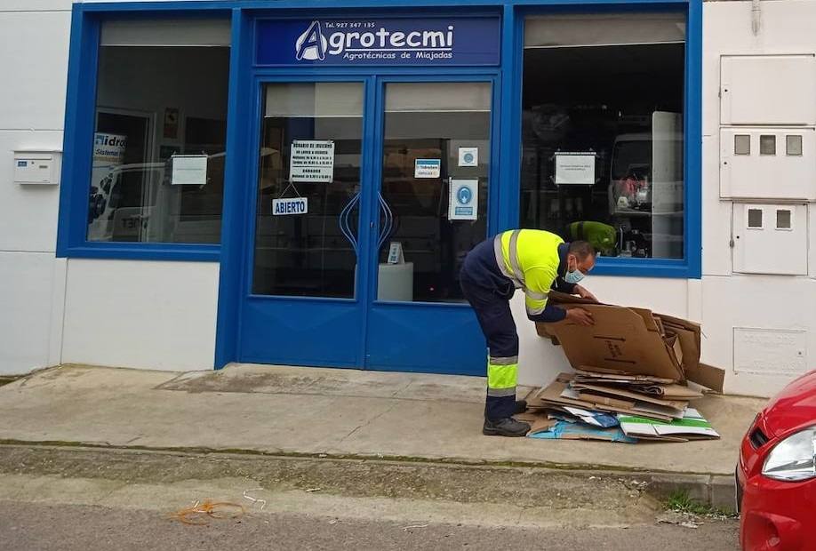Un operario del Ayuntamiento de Miajadas realiza el servicio de recogida de papel cartón en uno de los comercios 