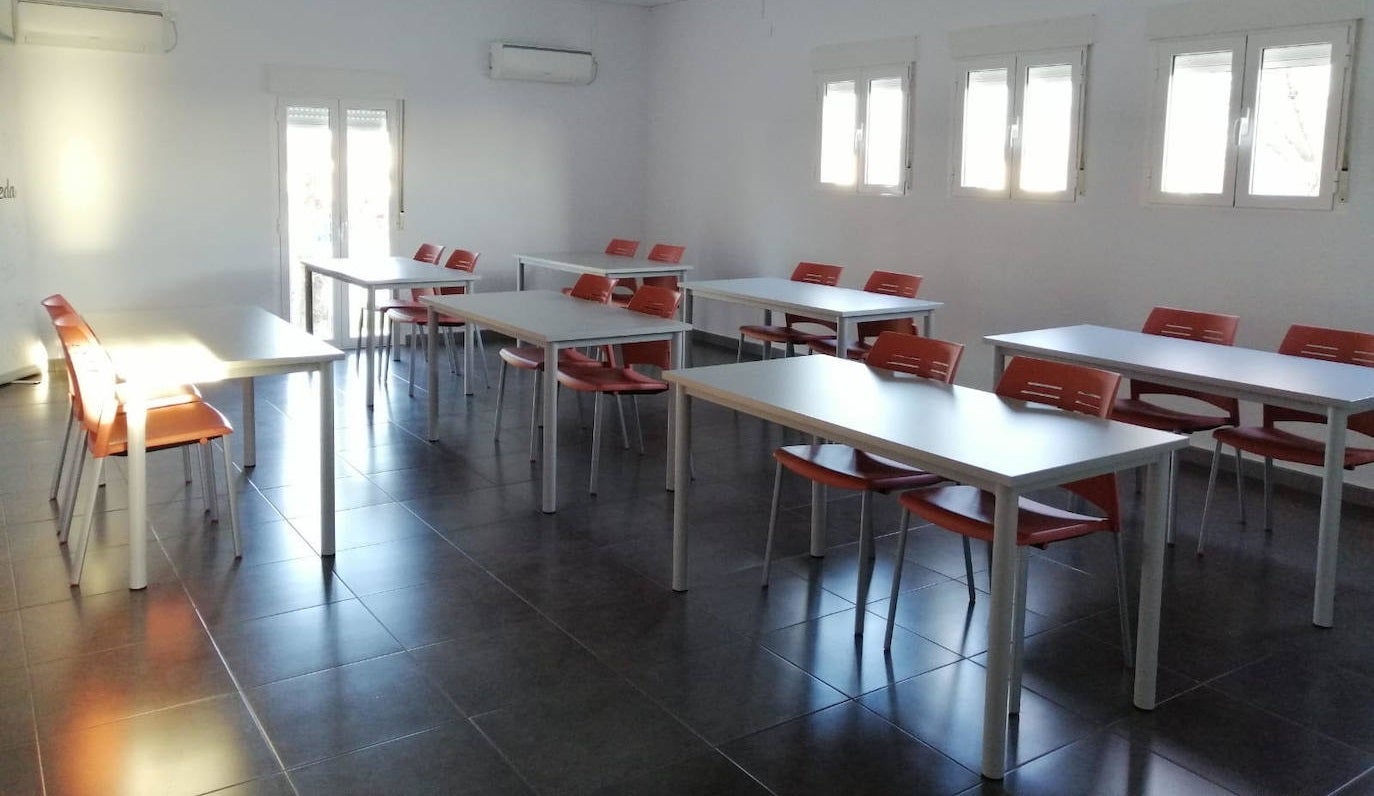Nuevo mobiliario de la sala de reuniones del ayuntamiento de Alonso de Ojeda 