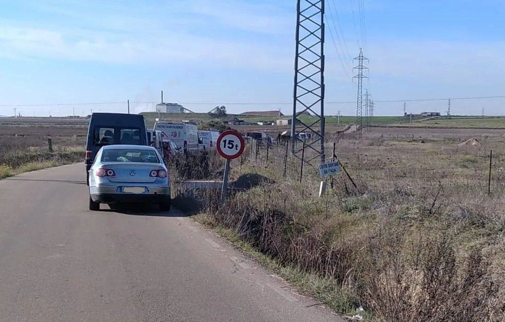 Vehículos que asistieron a la entrega de leña 