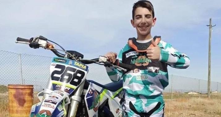 Samuel Tapia posa junto a su moto 