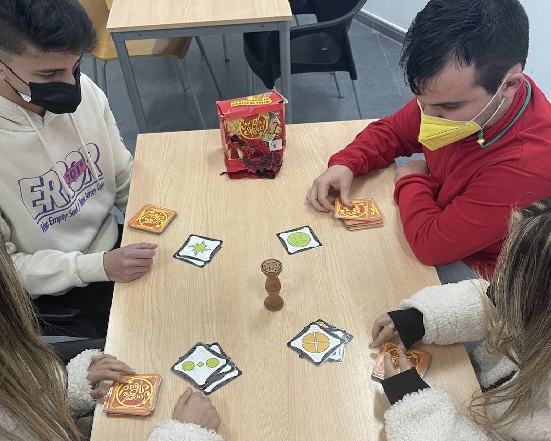 Jóvenes miajadeños disfrutan de la tarde de juegos de mesa en el ECJ 