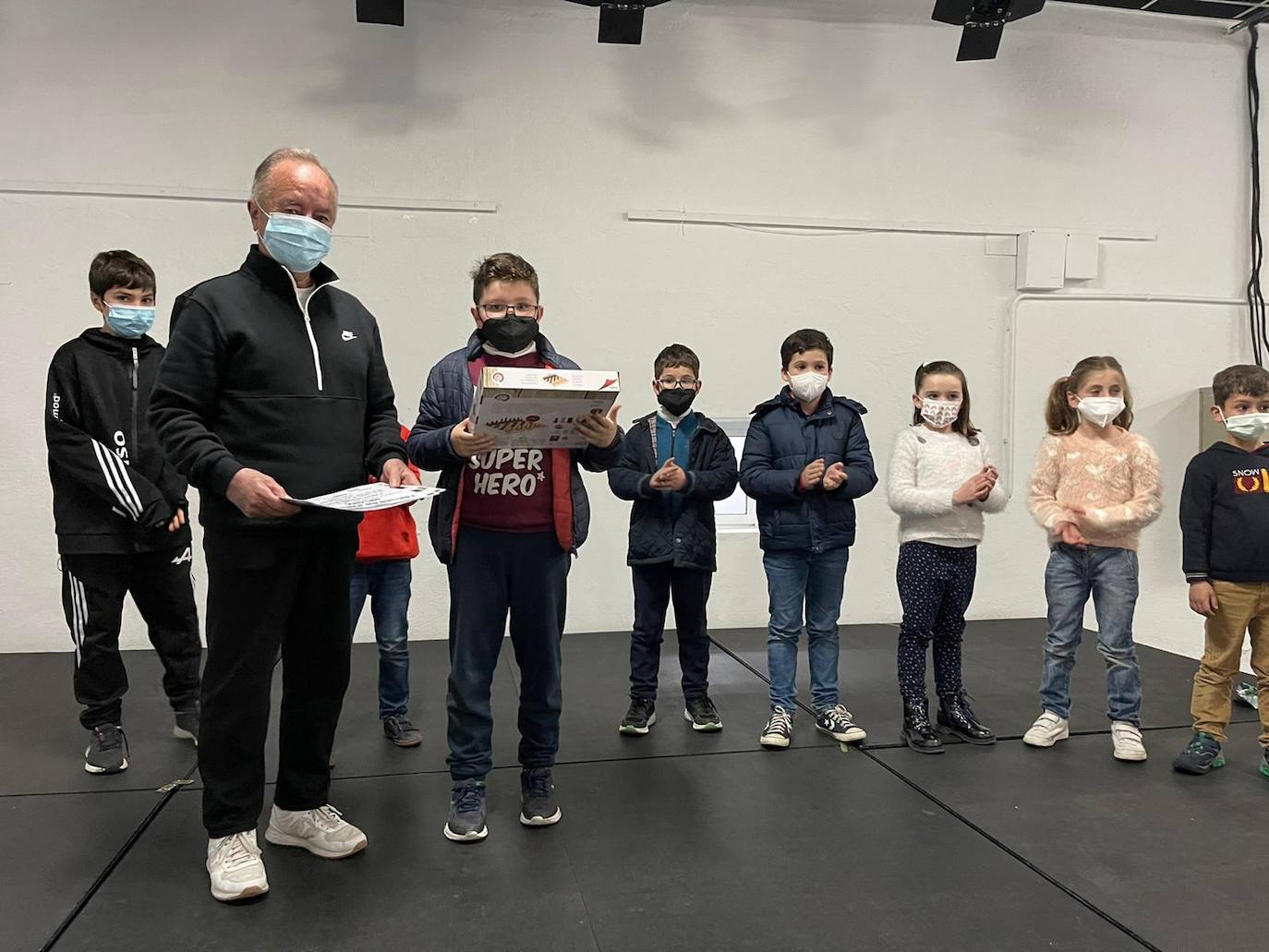 Los participantes reciben un diploma 