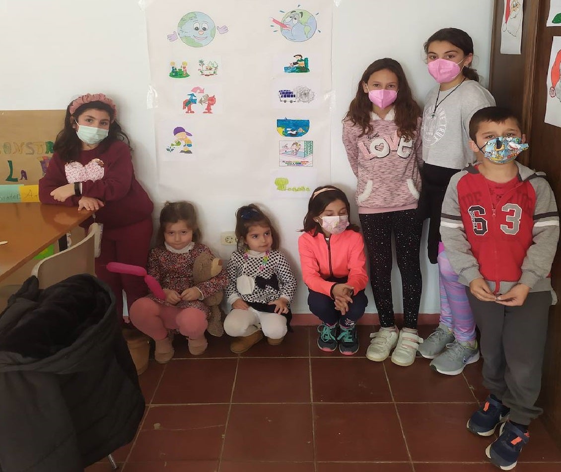 Los peques posan junto al mural por el Medio Ambiente 