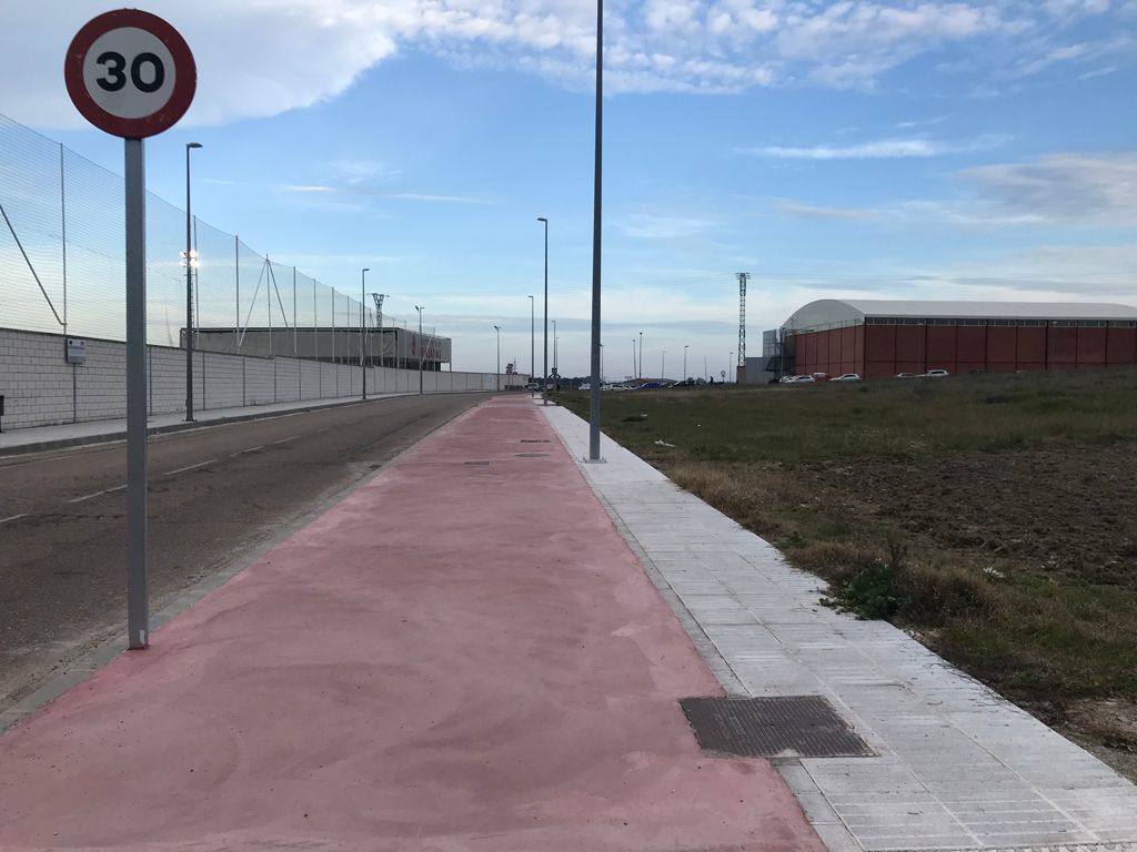 Tramo sin pintar de la zona deportiva, paralelo a la carretera del Casar de Miajadas 