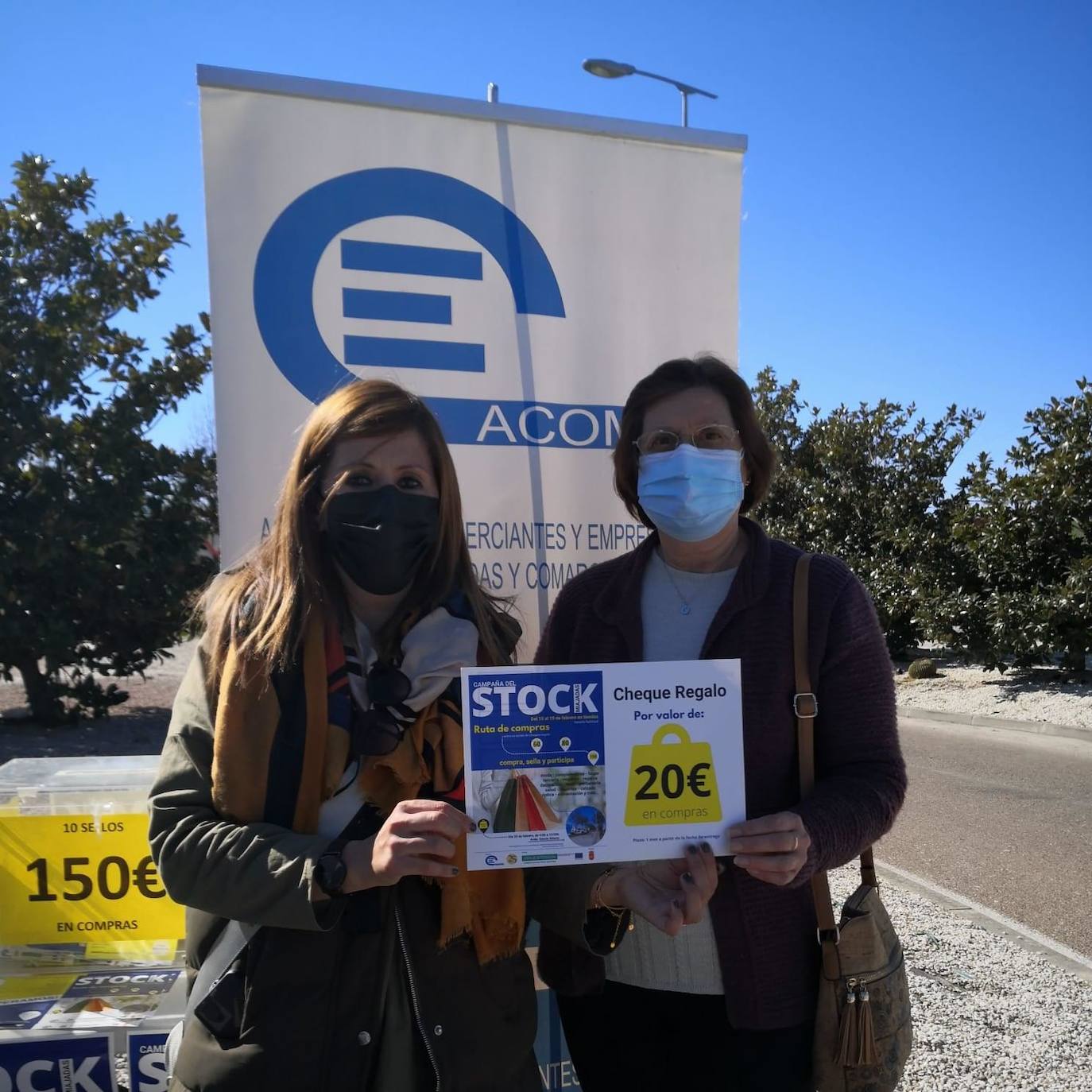 La madre de Almudena Masa, ganadora del cheque de 20 euros de redes sociales de la campaña del stock, recoge el premio 