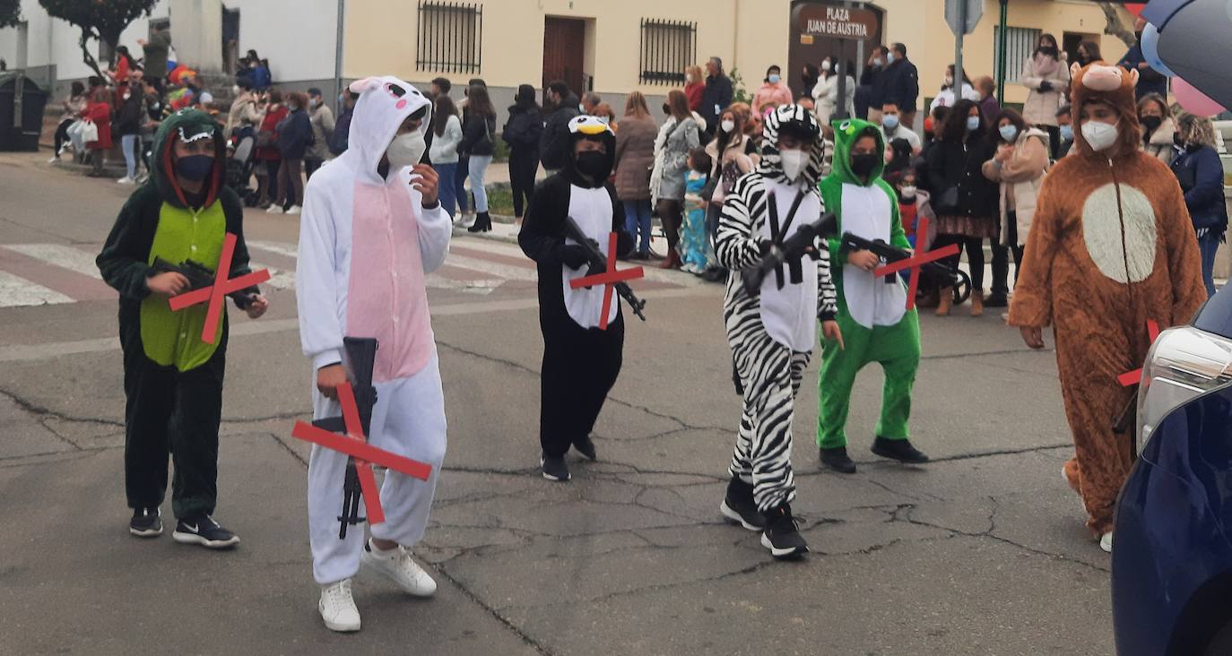 Miajadas ha vuelto a celebrar su gran Carnaval, lo ha vivido por todo lo alto y lo ha despedido con todos los honores. El desfile del sábado devolvió la alegría a las calles de la localidad entre música y color, y el entierro de la sardina ofreció risas y un final dulce para la vuelta de esta celebración. 