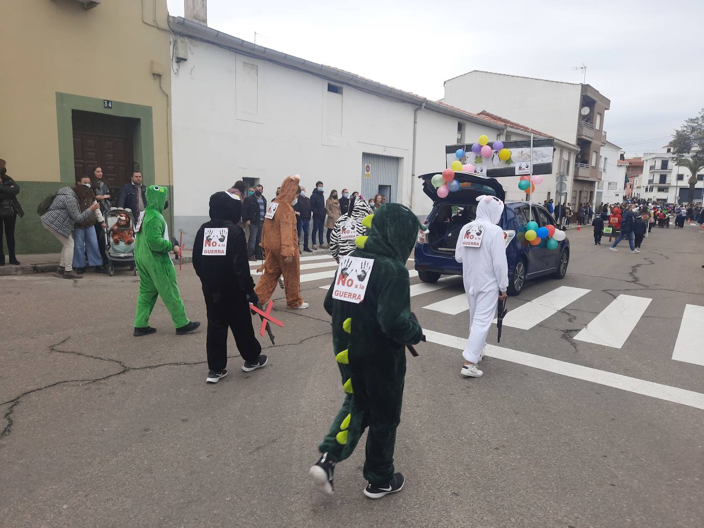 Miajadas ha vuelto a celebrar su gran Carnaval, lo ha vivido por todo lo alto y lo ha despedido con todos los honores. El desfile del sábado devolvió la alegría a las calles de la localidad entre música y color, y el entierro de la sardina ofreció risas y un final dulce para la vuelta de esta celebración. 