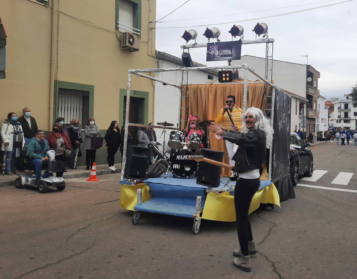 Miajadas ha vuelto a celebrar su gran Carnaval, lo ha vivido por todo lo alto y lo ha despedido con todos los honores. El desfile del sábado devolvió la alegría a las calles de la localidad entre música y color, y el entierro de la sardina ofreció risas y un final dulce para la vuelta de esta celebración. 