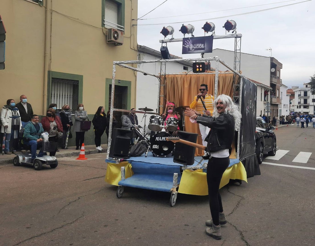 Miajadas ha vuelto a celebrar su gran Carnaval, lo ha vivido por todo lo alto y lo ha despedido con todos los honores. El desfile del sábado devolvió la alegría a las calles de la localidad entre música y color, y el entierro de la sardina ofreció risas y un final dulce para la vuelta de esta celebración. 