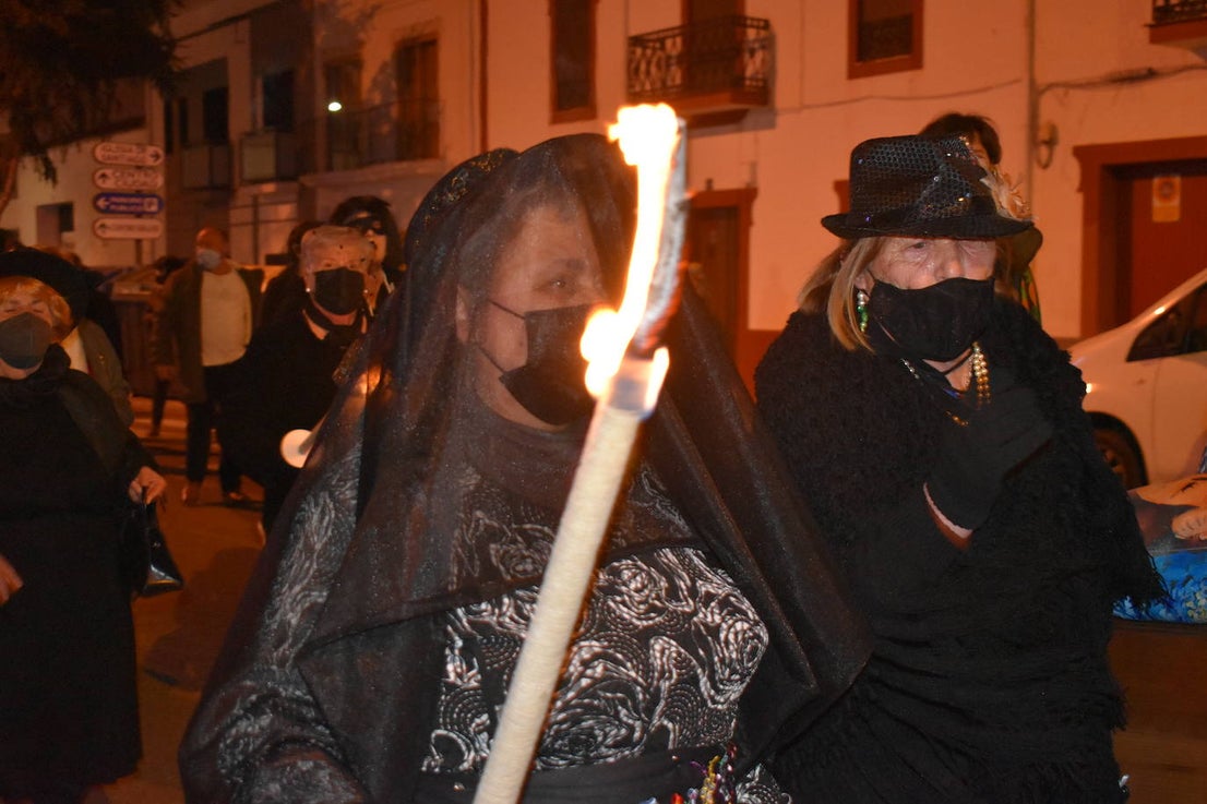 Miajadas ha vuelto a celebrar su gran Carnaval, lo ha vivido por todo lo alto y lo ha despedido con todos los honores. El desfile del sábado devolvió la alegría a las calles de la localidad entre música y color, y el entierro de la sardina ofreció risas y un final dulce para la vuelta de esta celebración. 