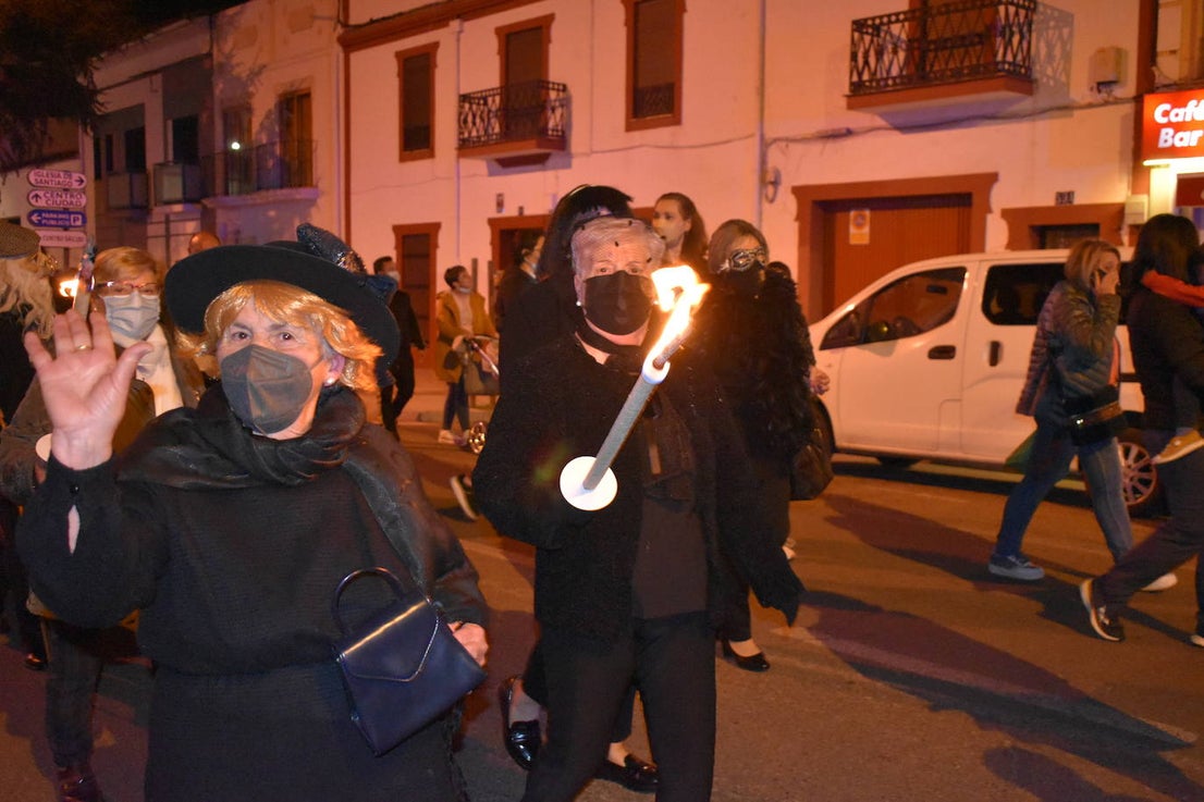 Miajadas ha vuelto a celebrar su gran Carnaval, lo ha vivido por todo lo alto y lo ha despedido con todos los honores. El desfile del sábado devolvió la alegría a las calles de la localidad entre música y color, y el entierro de la sardina ofreció risas y un final dulce para la vuelta de esta celebración. 