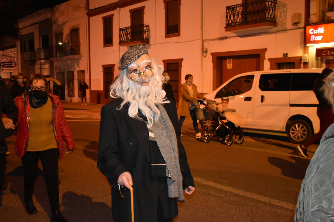 Miajadas ha vuelto a celebrar su gran Carnaval, lo ha vivido por todo lo alto y lo ha despedido con todos los honores. El desfile del sábado devolvió la alegría a las calles de la localidad entre música y color, y el entierro de la sardina ofreció risas y un final dulce para la vuelta de esta celebración. 