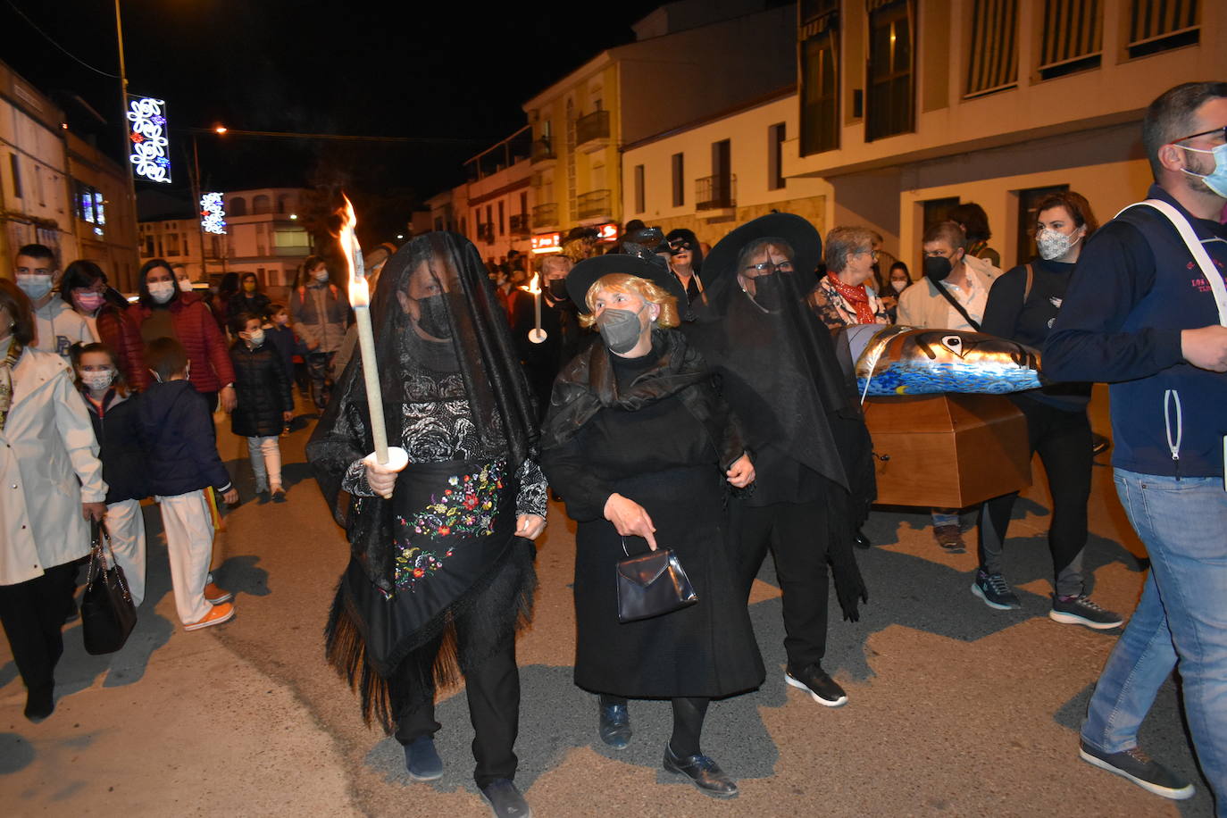 Miajadas ha vuelto a celebrar su gran Carnaval, lo ha vivido por todo lo alto y lo ha despedido con todos los honores. El desfile del sábado devolvió la alegría a las calles de la localidad entre música y color, y el entierro de la sardina ofreció risas y un final dulce para la vuelta de esta celebración. 