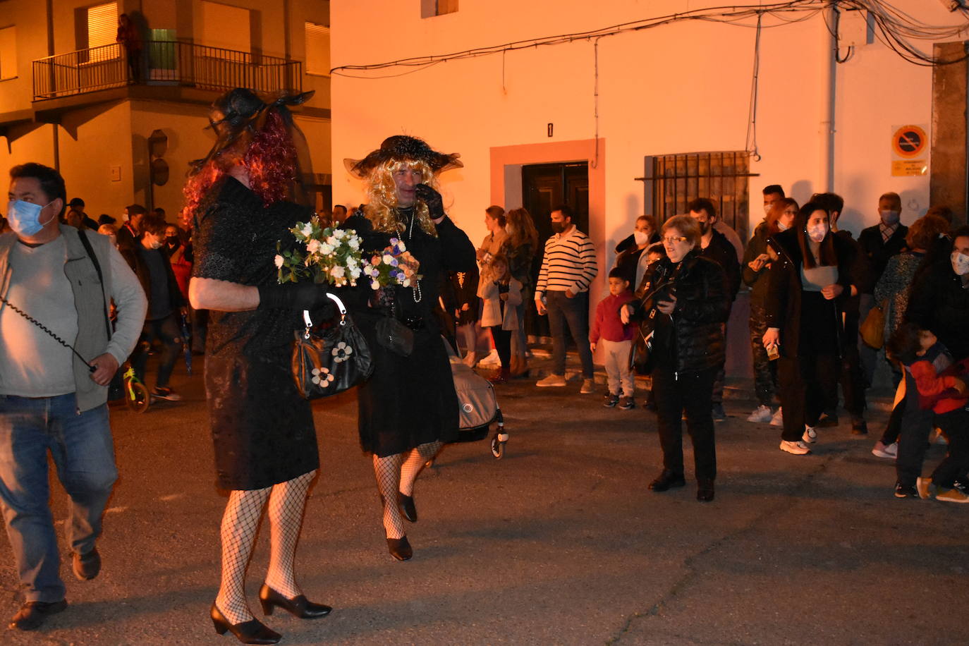 Miajadas ha vuelto a celebrar su gran Carnaval, lo ha vivido por todo lo alto y lo ha despedido con todos los honores. El desfile del sábado devolvió la alegría a las calles de la localidad entre música y color, y el entierro de la sardina ofreció risas y un final dulce para la vuelta de esta celebración. 