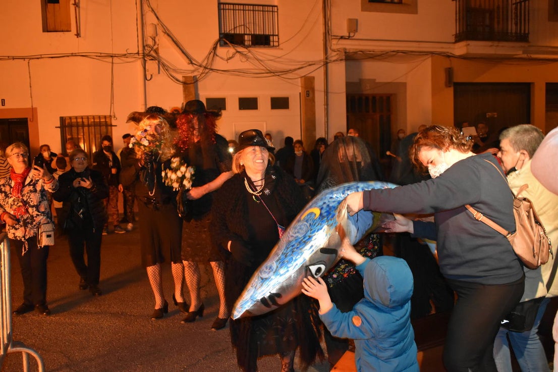 Miajadas ha vuelto a celebrar su gran Carnaval, lo ha vivido por todo lo alto y lo ha despedido con todos los honores. El desfile del sábado devolvió la alegría a las calles de la localidad entre música y color, y el entierro de la sardina ofreció risas y un final dulce para la vuelta de esta celebración. 