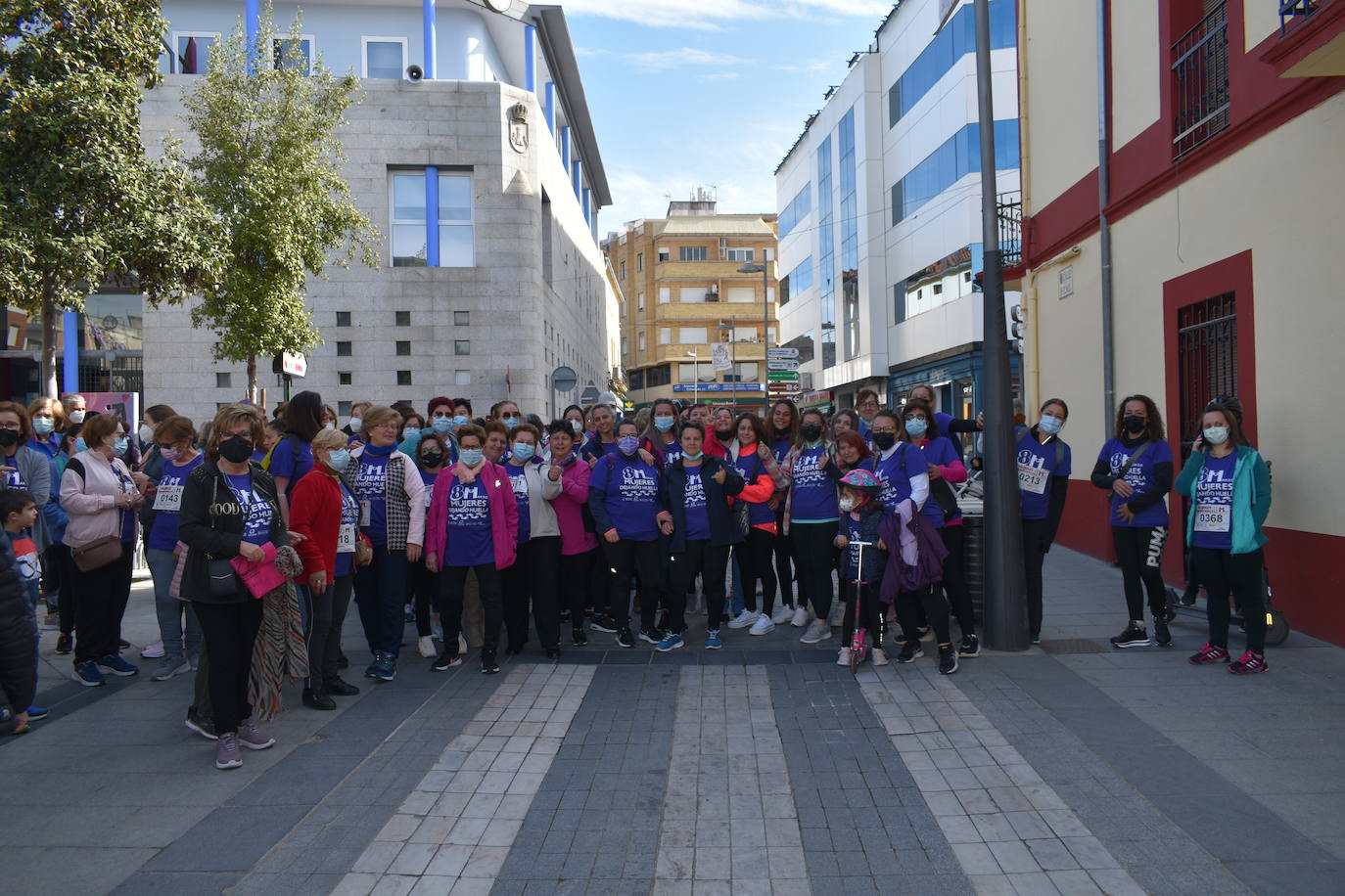 El pasado sábado 5 de marzo Miajadas acogió con antelación su tradicional marcha por el Día Internacional de la mujer, 8 M, en la que miajadeños y miajadeñas marcaron juntos el camino por la igualdad entre hombres y mujeres. Tras la marcha participaron en una Master Class de Zumba y entraron en el sorteo de una bicicleta, cuya ganadora fue Beatriz Barquilla. 