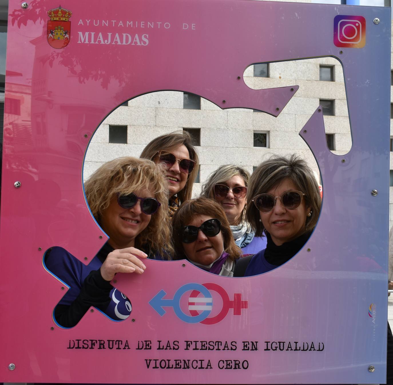 El pasado sábado 5 de marzo Miajadas acogió con antelación su tradicional marcha por el Día Internacional de la mujer, 8 M, en la que miajadeños y miajadeñas marcaron juntos el camino por la igualdad entre hombres y mujeres. Tras la marcha participaron en una Master Class de Zumba y entraron en el sorteo de una bicicleta, cuya ganadora fue Beatriz Barquilla. 