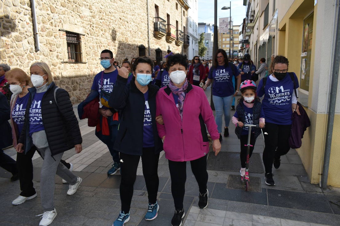 El pasado sábado 5 de marzo Miajadas acogió con antelación su tradicional marcha por el Día Internacional de la mujer, 8 M, en la que miajadeños y miajadeñas marcaron juntos el camino por la igualdad entre hombres y mujeres. Tras la marcha participaron en una Master Class de Zumba y entraron en el sorteo de una bicicleta, cuya ganadora fue Beatriz Barquilla. 