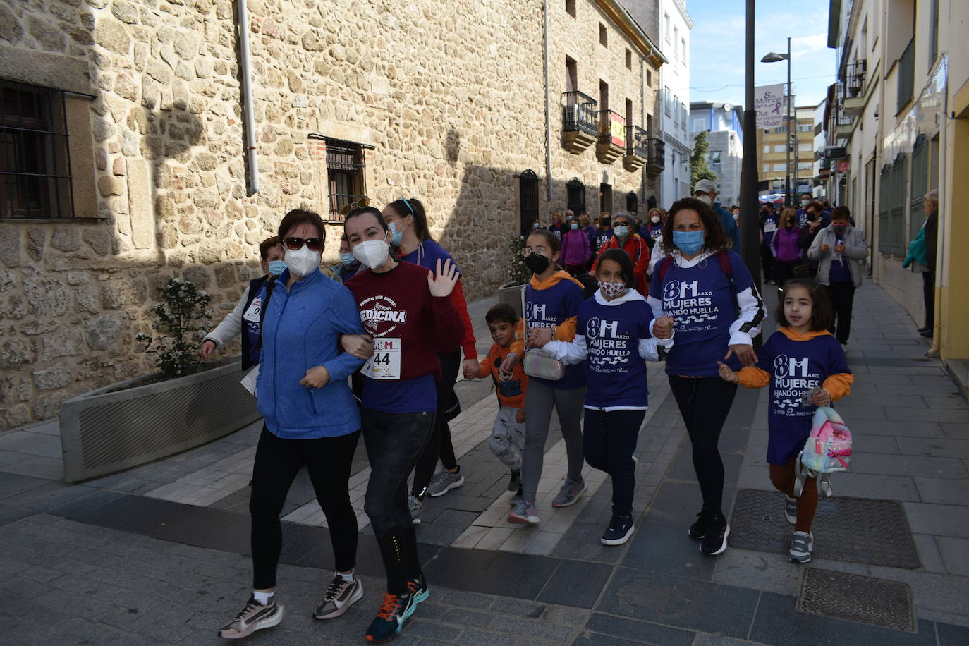 El pasado sábado 5 de marzo Miajadas acogió con antelación su tradicional marcha por el Día Internacional de la mujer, 8 M, en la que miajadeños y miajadeñas marcaron juntos el camino por la igualdad entre hombres y mujeres. Tras la marcha participaron en una Master Class de Zumba y entraron en el sorteo de una bicicleta, cuya ganadora fue Beatriz Barquilla. 