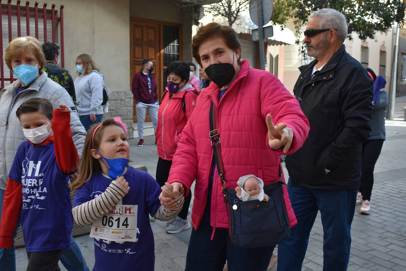 El pasado sábado 5 de marzo Miajadas acogió con antelación su tradicional marcha por el Día Internacional de la mujer, 8 M, en la que miajadeños y miajadeñas marcaron juntos el camino por la igualdad entre hombres y mujeres. Tras la marcha participaron en una Master Class de Zumba y entraron en el sorteo de una bicicleta, cuya ganadora fue Beatriz Barquilla. 