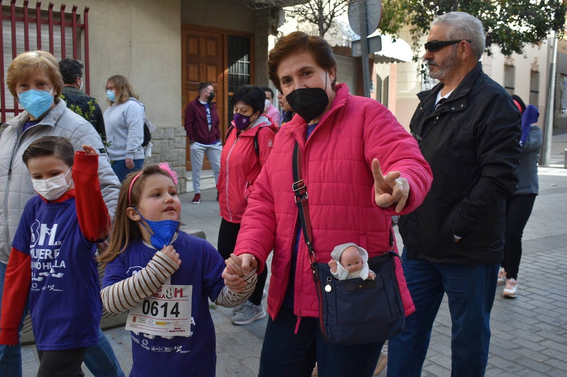 El pasado sábado 5 de marzo Miajadas acogió con antelación su tradicional marcha por el Día Internacional de la mujer, 8 M, en la que miajadeños y miajadeñas marcaron juntos el camino por la igualdad entre hombres y mujeres. Tras la marcha participaron en una Master Class de Zumba y entraron en el sorteo de una bicicleta, cuya ganadora fue Beatriz Barquilla. 