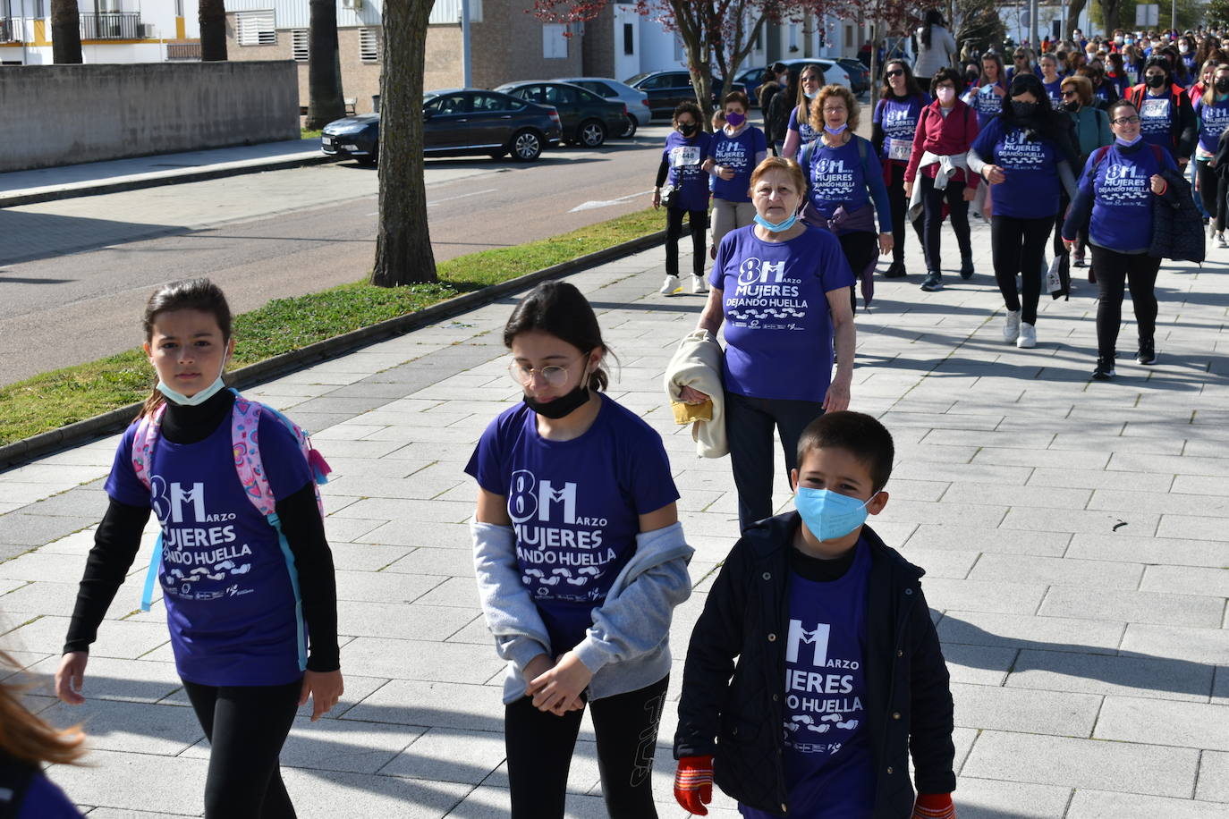 El pasado sábado 5 de marzo Miajadas acogió con antelación su tradicional marcha por el Día Internacional de la mujer, 8 M, en la que miajadeños y miajadeñas marcaron juntos el camino por la igualdad entre hombres y mujeres. Tras la marcha participaron en una Master Class de Zumba y entraron en el sorteo de una bicicleta, cuya ganadora fue Beatriz Barquilla. 