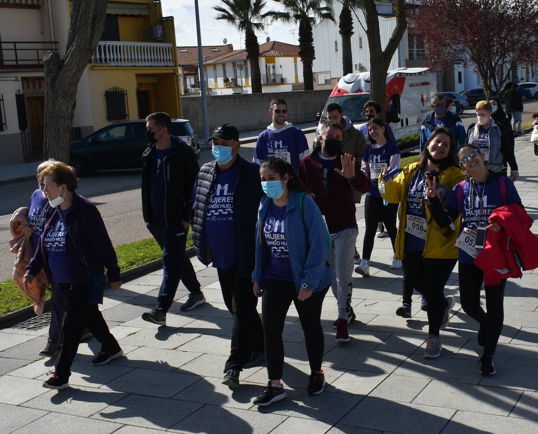 El pasado sábado 5 de marzo Miajadas acogió con antelación su tradicional marcha por el Día Internacional de la mujer, 8 M, en la que miajadeños y miajadeñas marcaron juntos el camino por la igualdad entre hombres y mujeres. Tras la marcha participaron en una Master Class de Zumba y entraron en el sorteo de una bicicleta, cuya ganadora fue Beatriz Barquilla. 