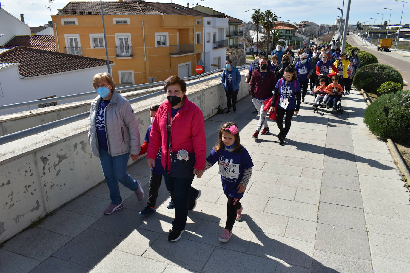 El pasado sábado 5 de marzo Miajadas acogió con antelación su tradicional marcha por el Día Internacional de la mujer, 8 M, en la que miajadeños y miajadeñas marcaron juntos el camino por la igualdad entre hombres y mujeres. Tras la marcha participaron en una Master Class de Zumba y entraron en el sorteo de una bicicleta, cuya ganadora fue Beatriz Barquilla. 
