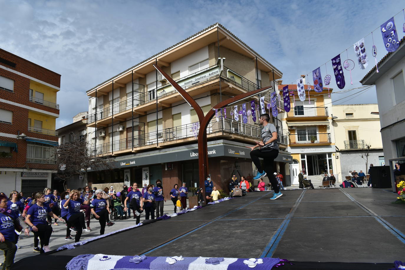 El pasado sábado 5 de marzo Miajadas acogió con antelación su tradicional marcha por el Día Internacional de la mujer, 8 M, en la que miajadeños y miajadeñas marcaron juntos el camino por la igualdad entre hombres y mujeres. Tras la marcha participaron en una Master Class de Zumba y entraron en el sorteo de una bicicleta, cuya ganadora fue Beatriz Barquilla. 