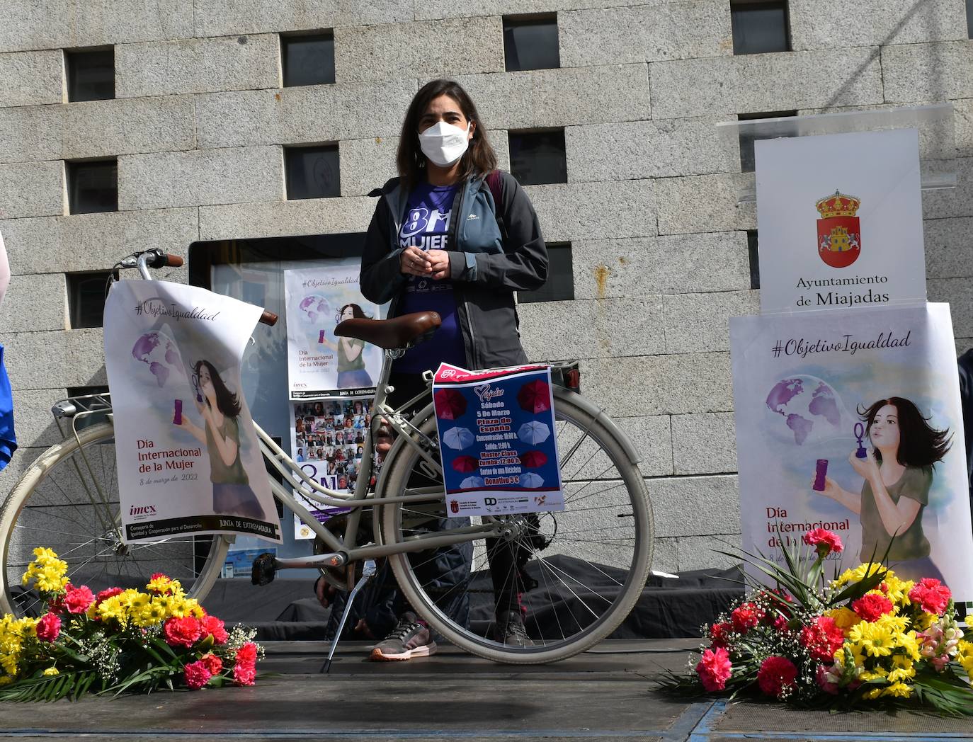 El pasado sábado 5 de marzo Miajadas acogió con antelación su tradicional marcha por el Día Internacional de la mujer, 8 M, en la que miajadeños y miajadeñas marcaron juntos el camino por la igualdad entre hombres y mujeres. Tras la marcha participaron en una Master Class de Zumba y entraron en el sorteo de una bicicleta, cuya ganadora fue Beatriz Barquilla. 