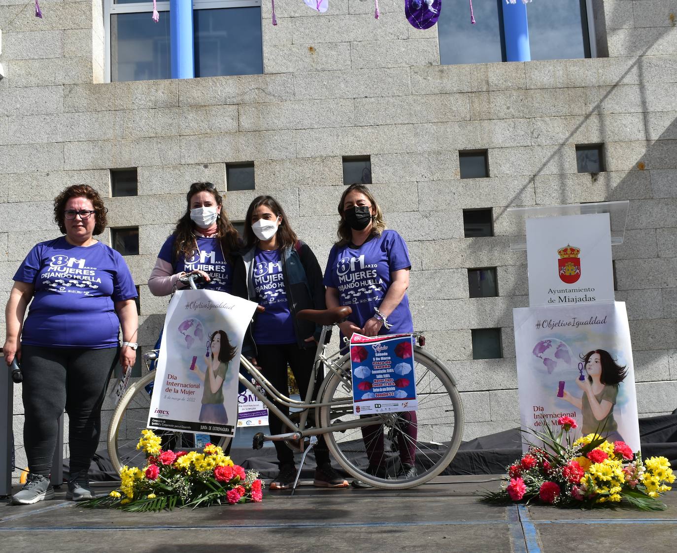 El pasado sábado 5 de marzo Miajadas acogió con antelación su tradicional marcha por el Día Internacional de la mujer, 8 M, en la que miajadeños y miajadeñas marcaron juntos el camino por la igualdad entre hombres y mujeres. Tras la marcha participaron en una Master Class de Zumba y entraron en el sorteo de una bicicleta, cuya ganadora fue Beatriz Barquilla. 
