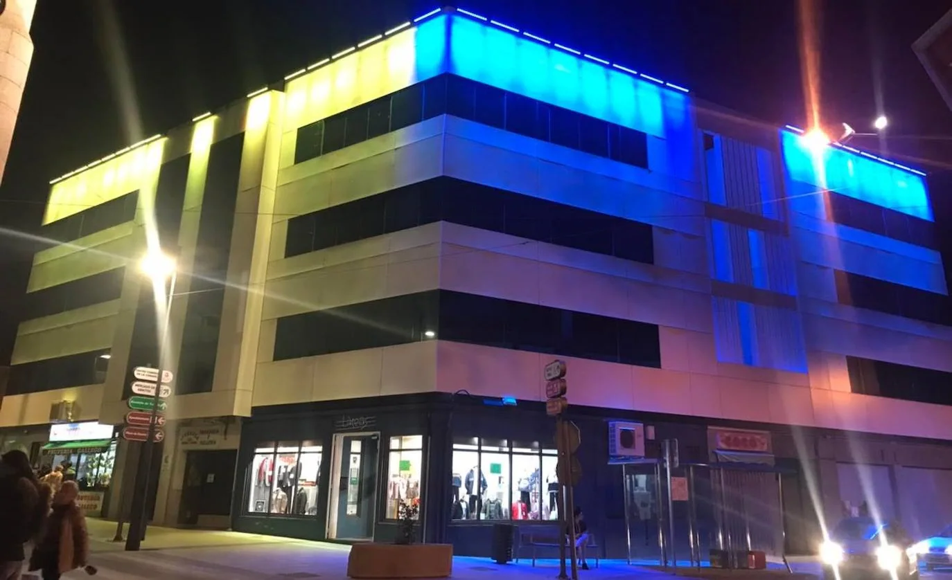 Edificio CET de Miajadas iluminado con los colores de la bandera ucraniana 