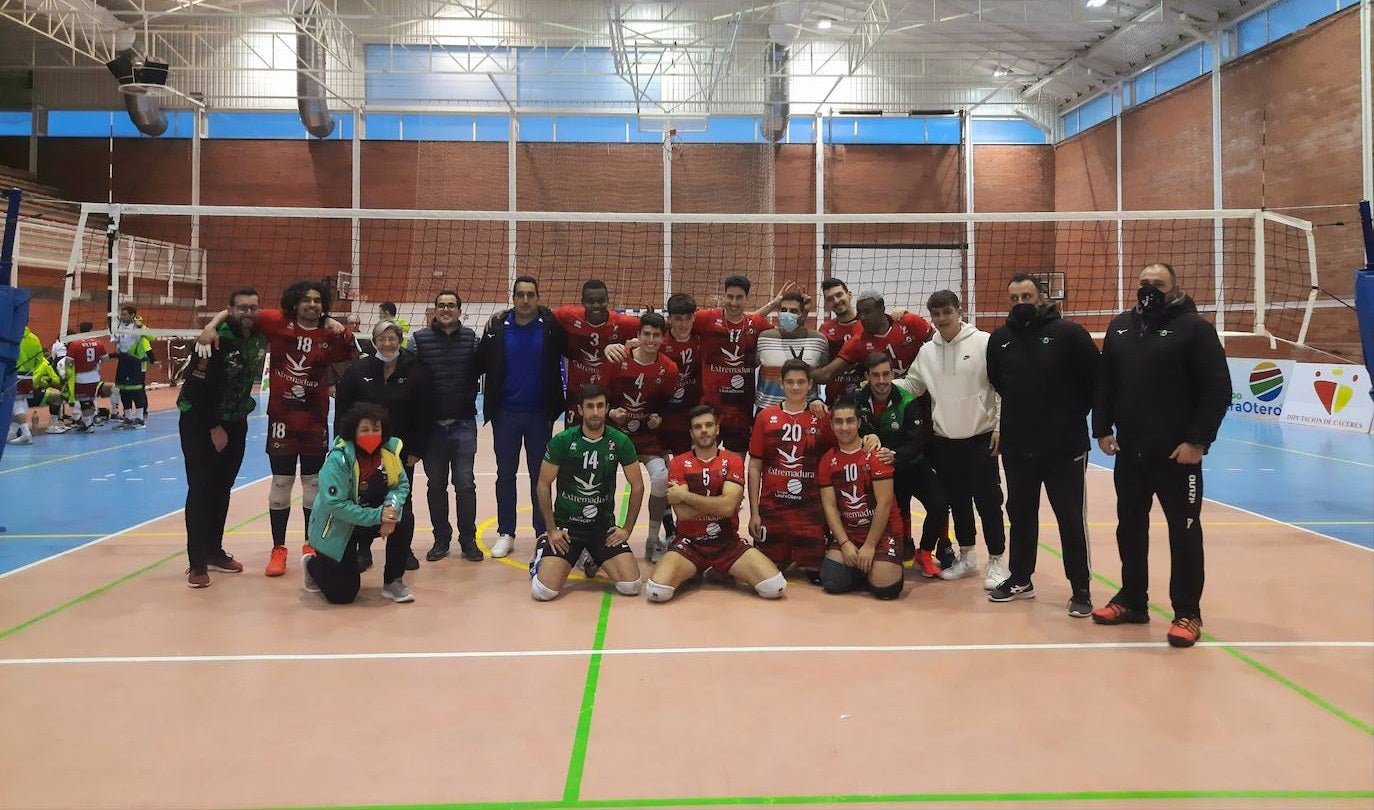 El equipo del Extremadura Grupo Laura Otero y toda su directiva posan tras el último partido de la temporada 