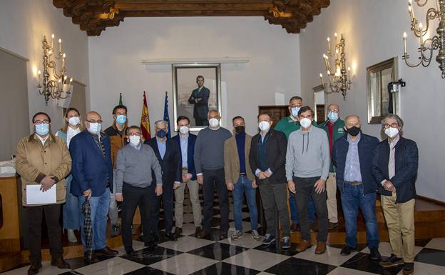 El presidente Carlos Carlos, con los responsables de las entidades deportivas de la provincia. 