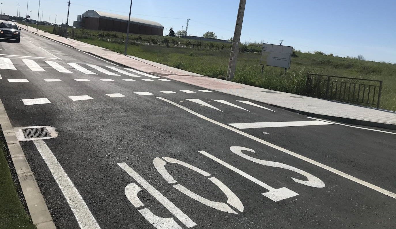 Carretera del Casar de Miajadas recién asfaltada, tramo de la Zona deportiva a la salida de Miajadas 