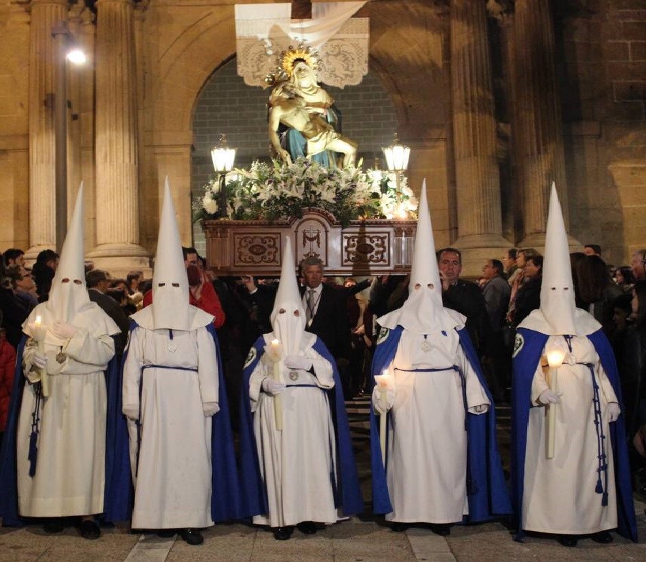 Procesión de Viernes Santo a la salida de la Iglesia de Santiago en Miajadas 