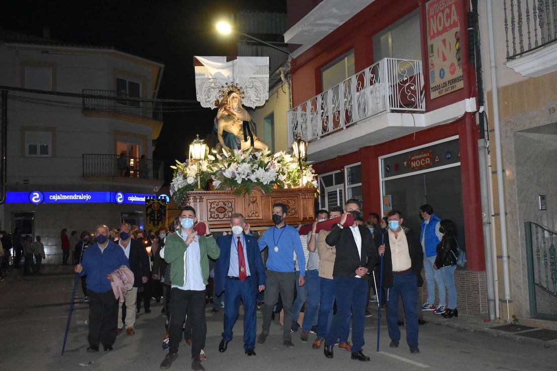 Los miajadeños volvieron a vivir su Semana Santa. Volvieron a llorar la muerte de Jesucristo acompañando al Cristo de la Piedad, la Piedad, el Santo Sepulcro y la Virgen de los Dolores, y volvieron a celebrar su resurrección con el encuentro entre el Cristo Resucitado y la Virgen. Una Semana Santa como hacía dos años no habían podido celebrar y que han vuelto a disfrutar con todos los honores 