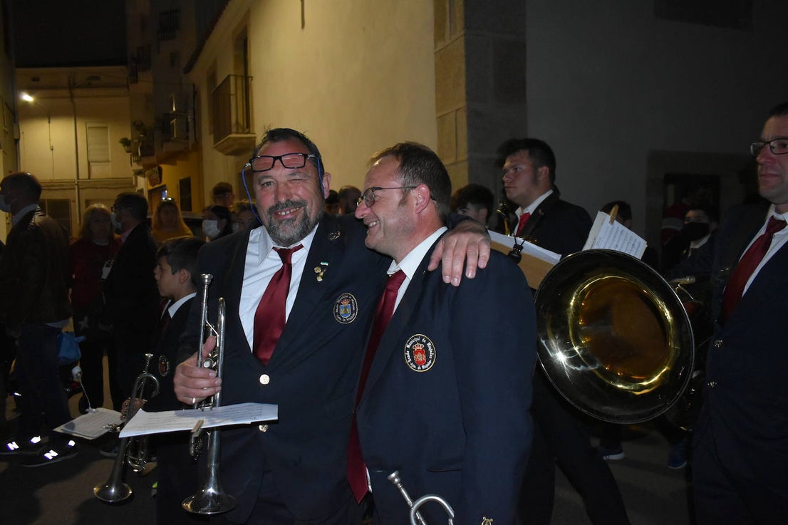 Los miajadeños volvieron a vivir su Semana Santa. Volvieron a llorar la muerte de Jesucristo acompañando al Cristo de la Piedad, la Piedad, el Santo Sepulcro y la Virgen de los Dolores, y volvieron a celebrar su resurrección con el encuentro entre el Cristo Resucitado y la Virgen. Una Semana Santa como hacía dos años no habían podido celebrar y que han vuelto a disfrutar con todos los honores 