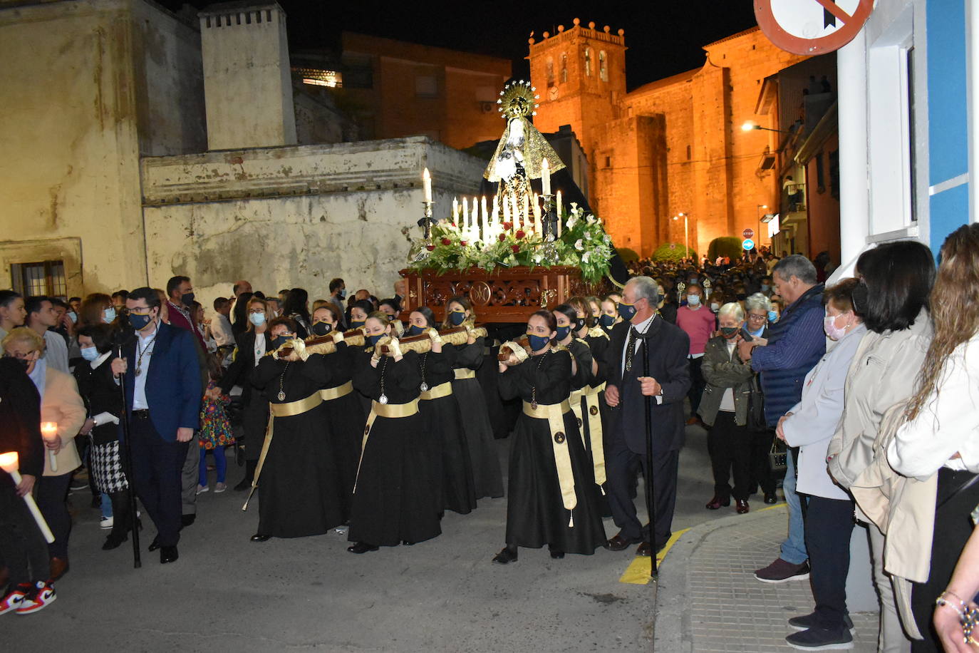 Los miajadeños volvieron a vivir su Semana Santa. Volvieron a llorar la muerte de Jesucristo acompañando al Cristo de la Piedad, la Piedad, el Santo Sepulcro y la Virgen de los Dolores, y volvieron a celebrar su resurrección con el encuentro entre el Cristo Resucitado y la Virgen. Una Semana Santa como hacía dos años no habían podido celebrar y que han vuelto a disfrutar con todos los honores 