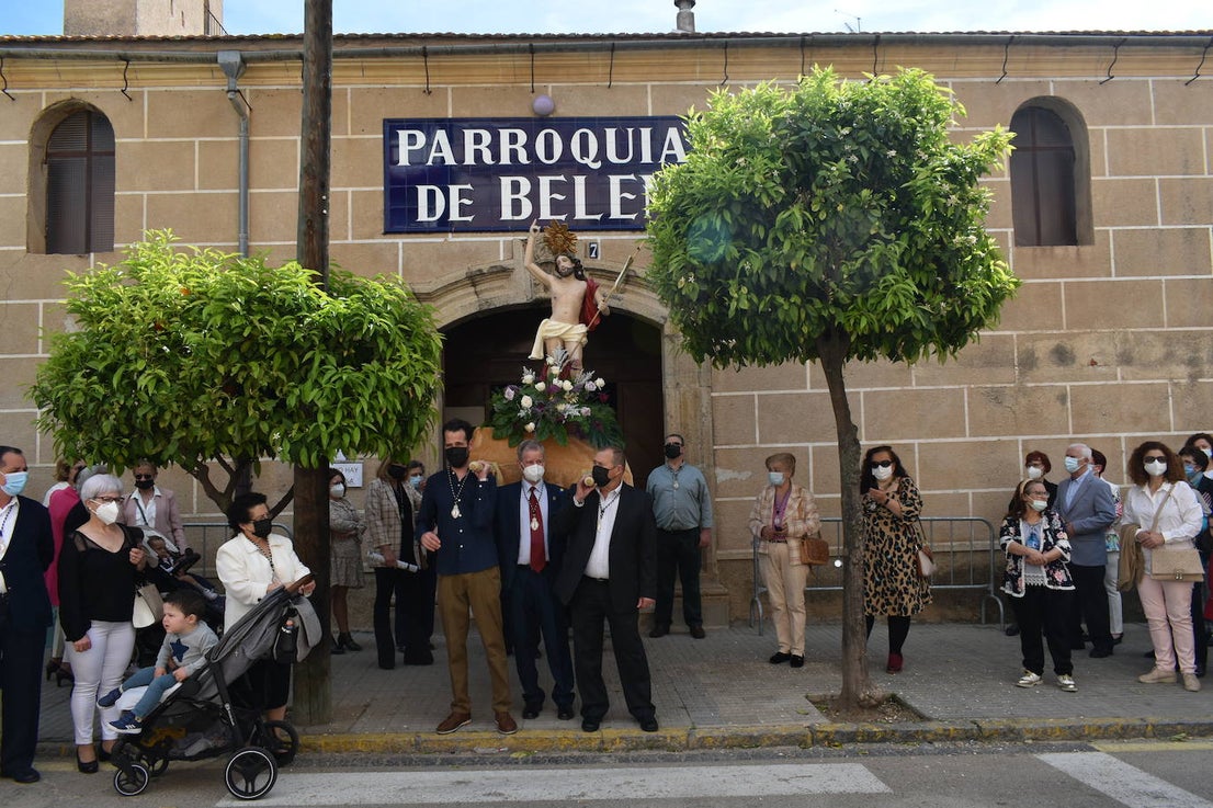 Los miajadeños volvieron a vivir su Semana Santa. Volvieron a llorar la muerte de Jesucristo acompañando al Cristo de la Piedad, la Piedad, el Santo Sepulcro y la Virgen de los Dolores, y volvieron a celebrar su resurrección con el encuentro entre el Cristo Resucitado y la Virgen. Una Semana Santa como hacía dos años no habían podido celebrar y que han vuelto a disfrutar con todos los honores 